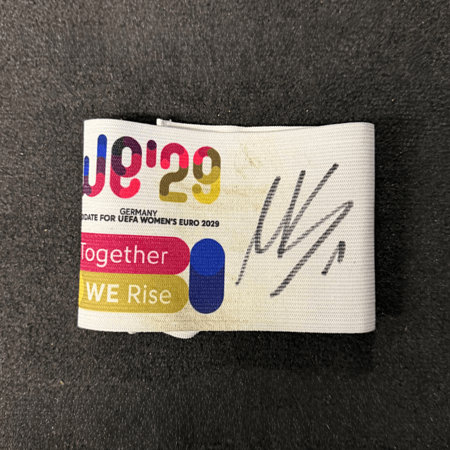 Signierte Kapitänsbinde WE'29 KOE:SGE