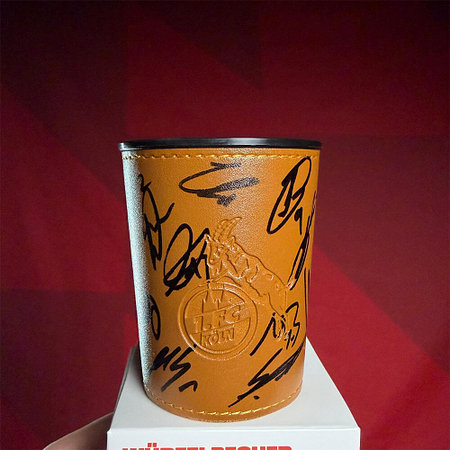 Signierter Würfelbecher Logo