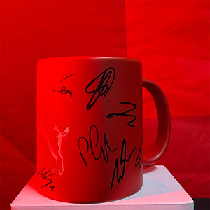 Signierte Tasse "Prägung" Rot