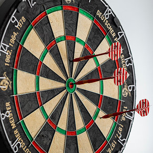 Turnier Dartscheibe & Pfeile