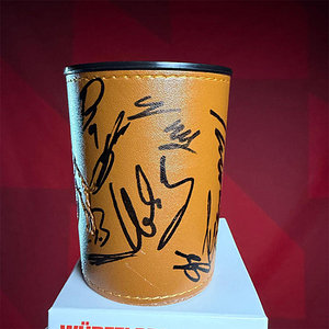 Signierter Würfelbecher Logo