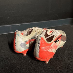 Signierte Matchwornschuhe Kainz