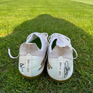 Signierte Trainingsschuhe ACHE