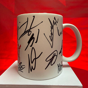 Signierte Tasse "Prägung weiß"