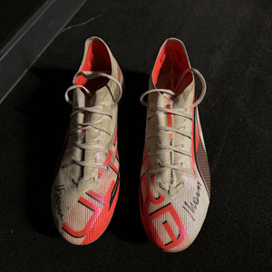 Signierte Matchwornschuhe Kainz