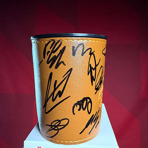 Signierter Würfelbecher Logo